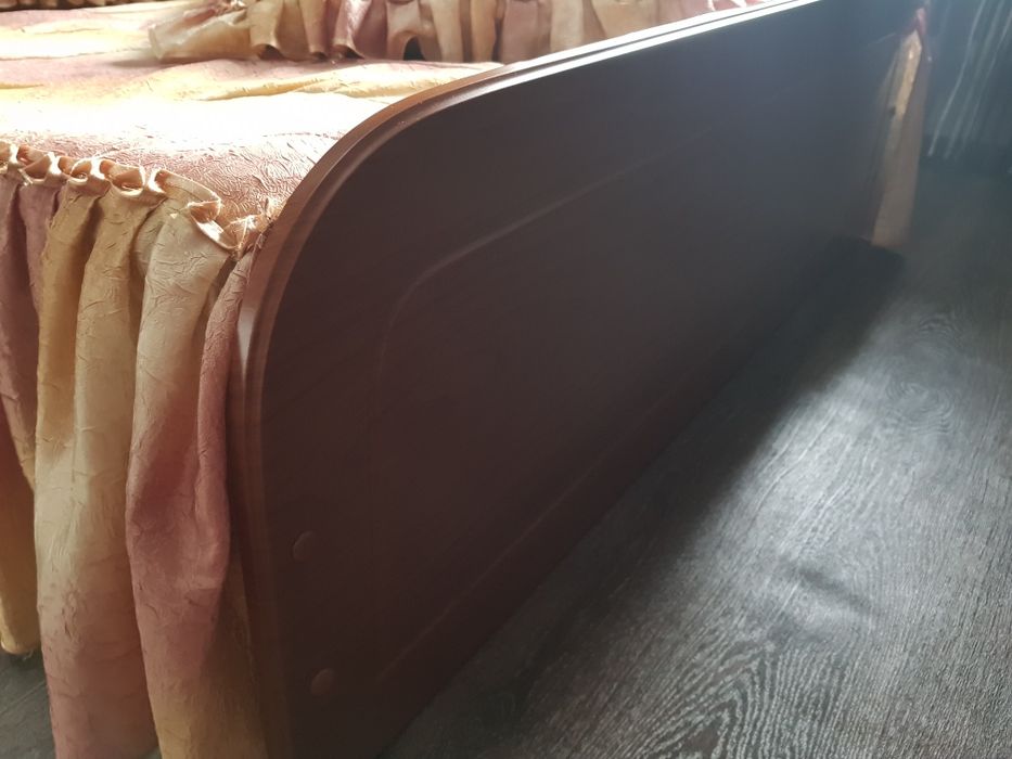 Двухспальная кровать с тумбочки.