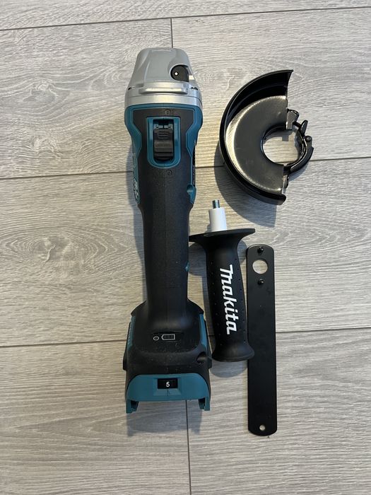 Makita Flex DGA513Z 18V