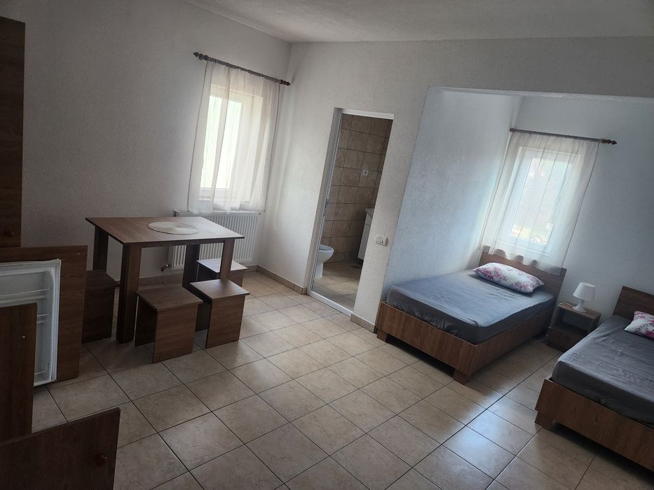 Închiriez camere la curte utilități incluse