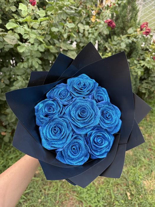 Букет от 9 сатенени рози с брокат