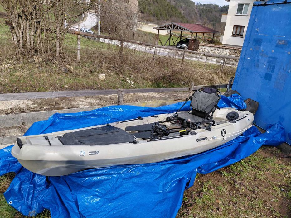 Каяк за риболов и разходки с плавници и педали