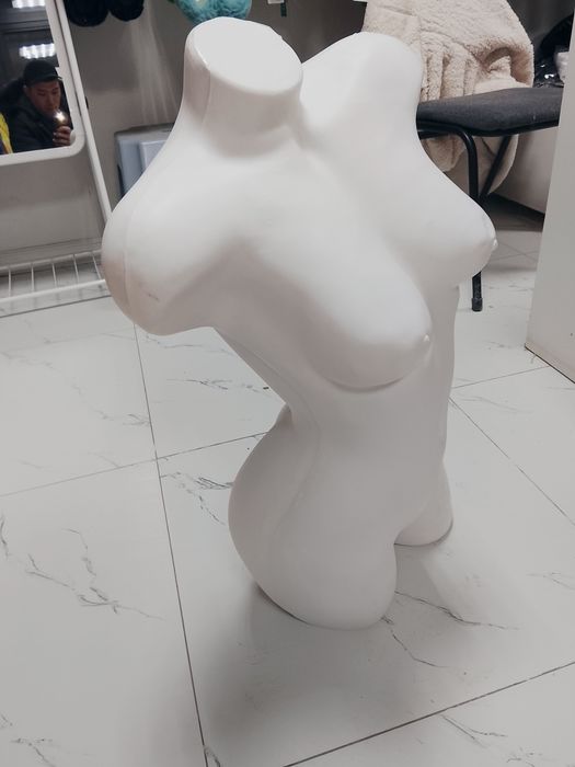 Манекен ақ түсті