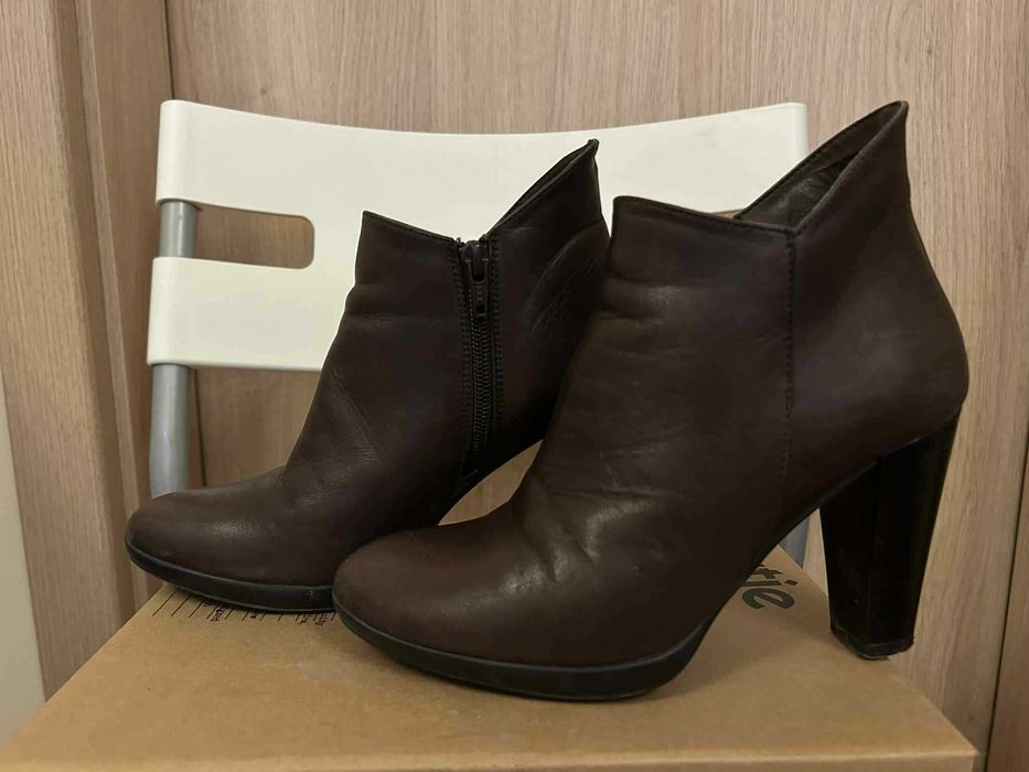 Тъмнокафяви дамски боти на ток