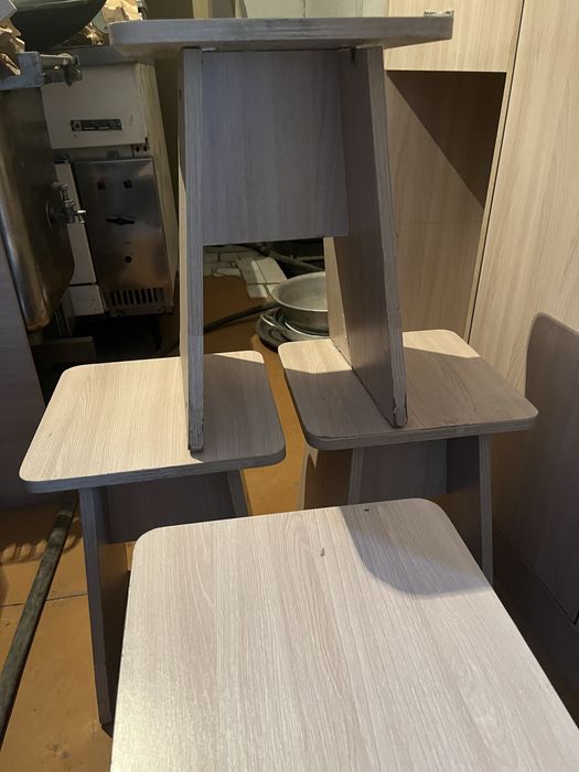 Табуретки и столы
