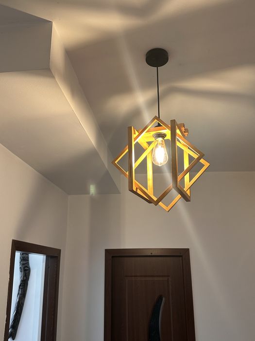 lustra din lemn lucrata manual