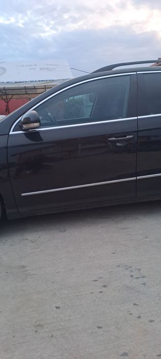 Vand usa stânga fata vw Passat B6 an 2010 break cod culoare LC9X in stare foarte buna fara rugina