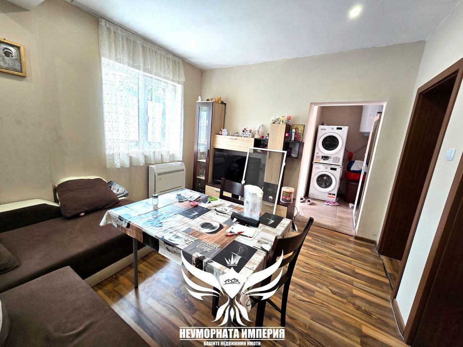 Продавам тристаен апартамент с площ от 68кв.м. на първи етаж с 1/2 от двор 315кв.м. в гр.Асеновград, квартал Зъбче