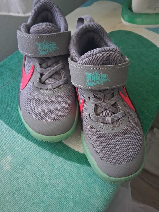 Adidas Nike de culoare gri