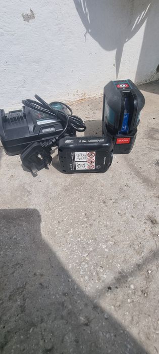 Nivela laser Makita cu baterie si incarcator