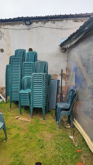 Пластмасови маси и столове