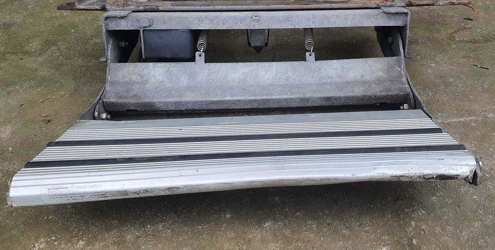 Scarite electrice de la LIPPERT , tip Thule,o singura treapta, defecte