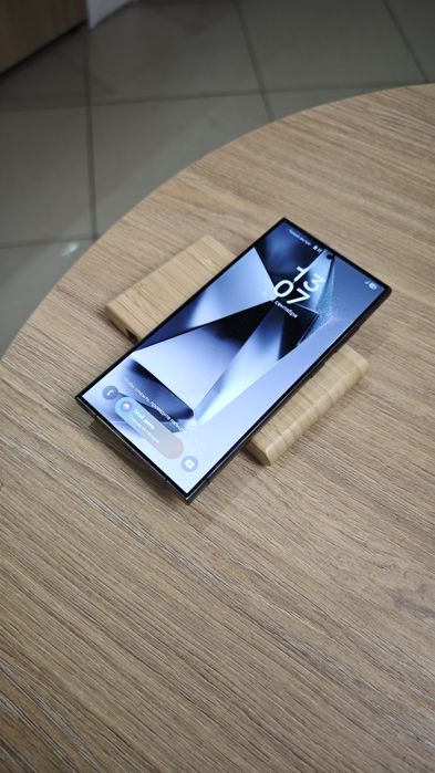 Samsung S24 Ultra | Apple Room