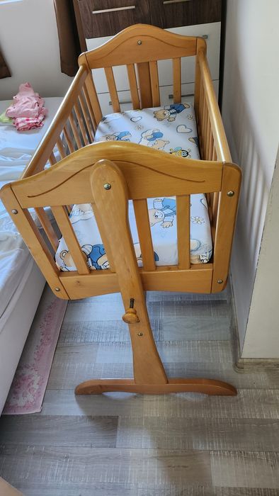 Дървена люлка за бебе кошара