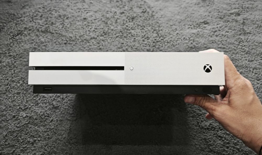 XBOX One S 1TB без джойстик