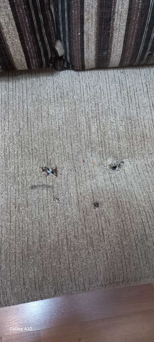 Диван с подушками