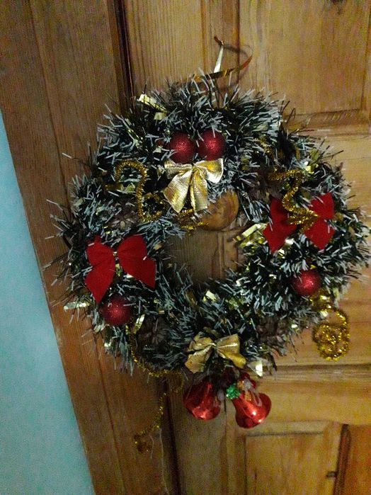 гирлянды, бусы, венки, игрушки