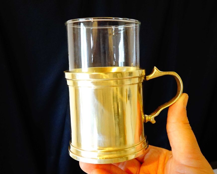 Масивни бронзови чаши плюс стъклени чаши.