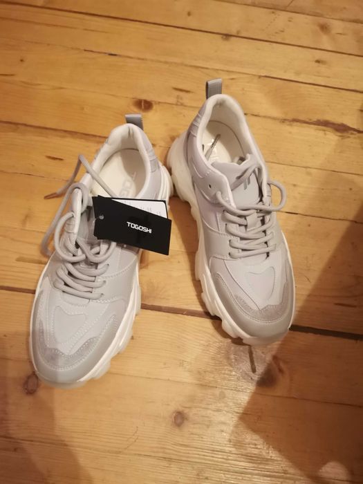 Продавам нови сникърси