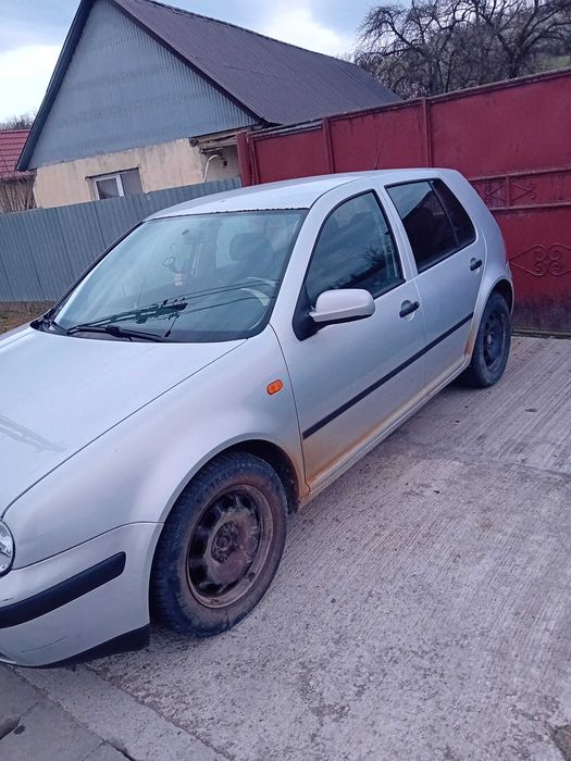 Mașină mica și ușoară de condus cu mici defecte