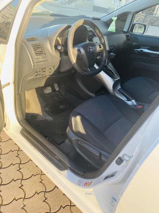 Тойота аурис королла