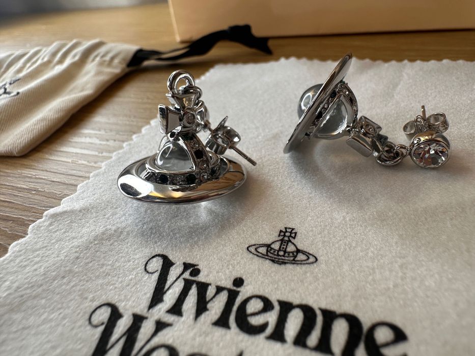 Cercei Vivienne Westwood ”world’s end orb”, bilă alba + argintiu mici