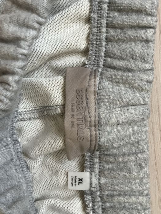 Pantaloni Essentials fiecare 150