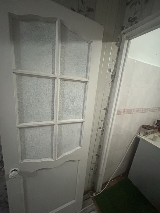 Деревяная белая дверь