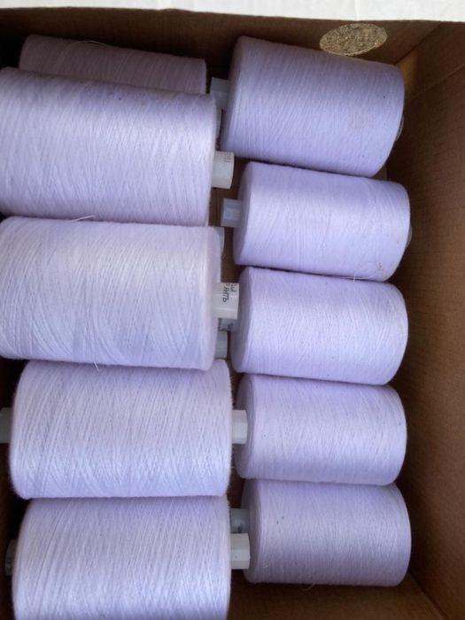 Нитки белые. Пуговицы.