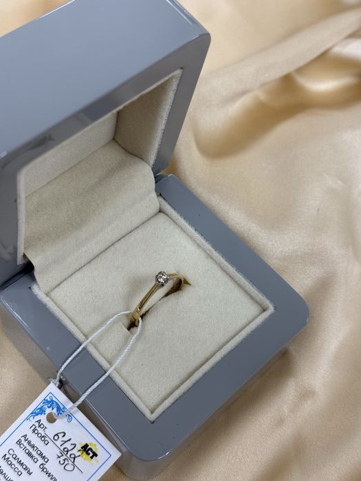 Золотое кольцо с бриллиантом