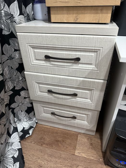 Продам тумбу в отличном состояние