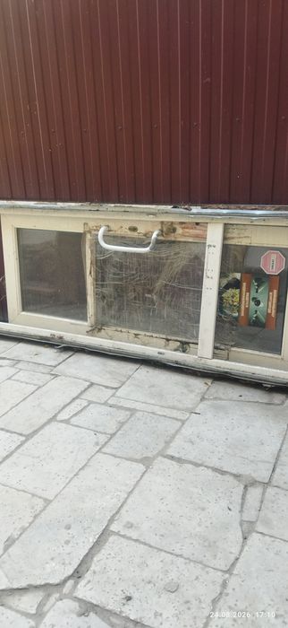 Продам пластиковую дверь