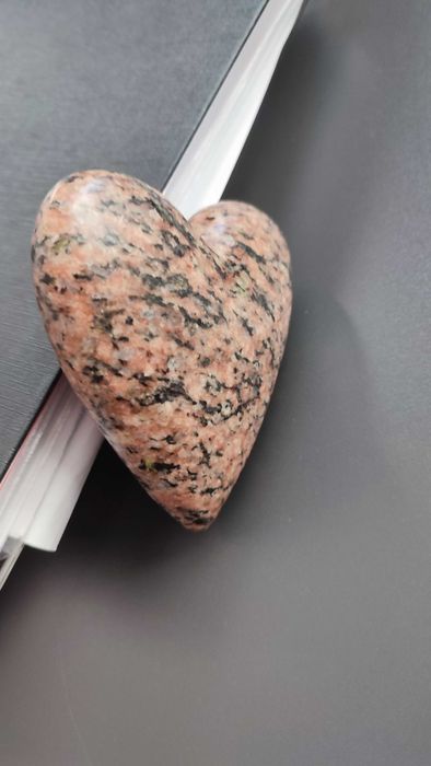 Inima din granit rosu