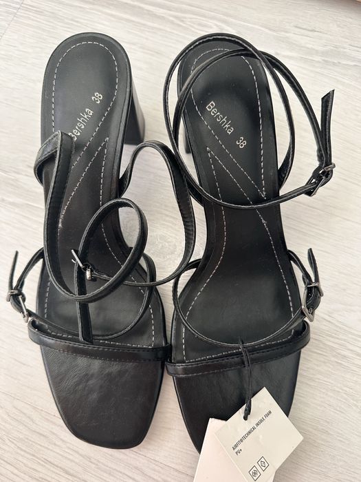 Обувки - Сандали на нисък ток черни Bershka