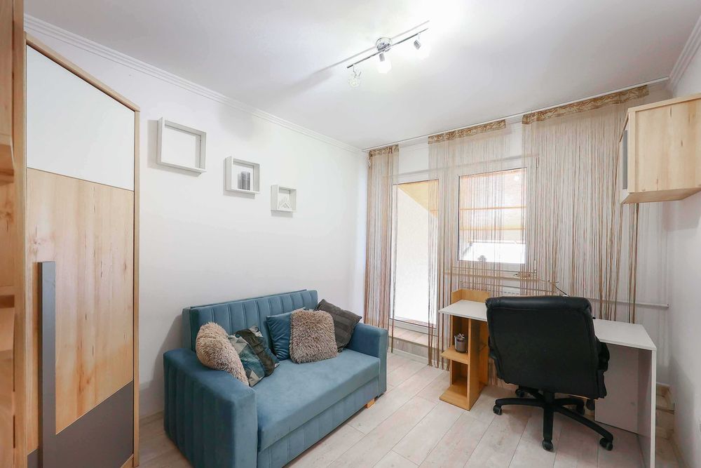 De închiriat - Casa la curte comuna ultracentrala (recent renovata)