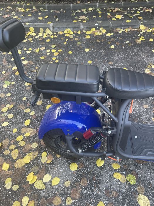Scuter electric albastru