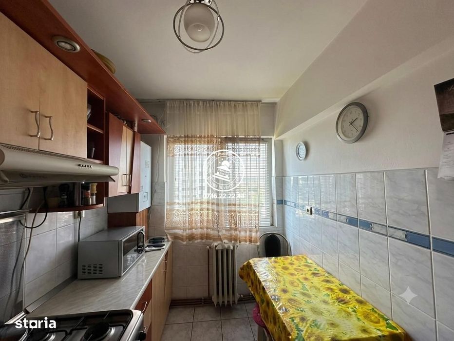 Apartamen 3 camere de vanzare, semidecomandat, etaj intermediar - Podu