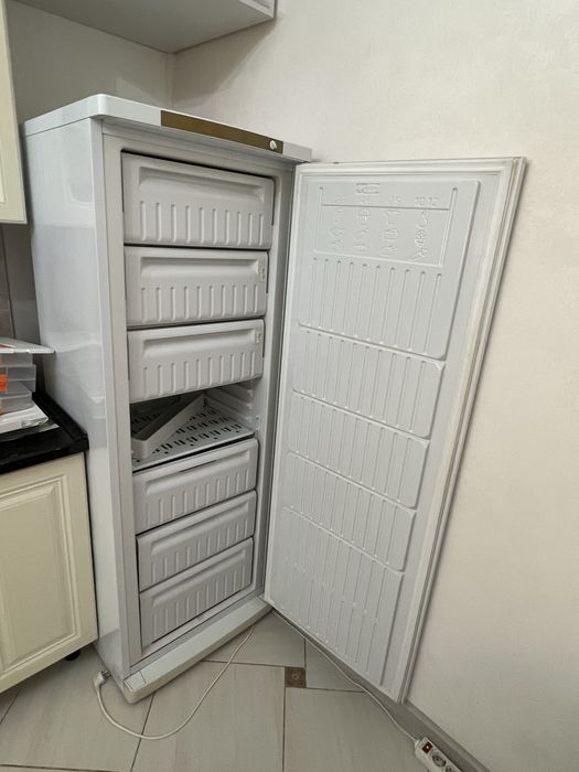 Продается морозильная камера Indesit