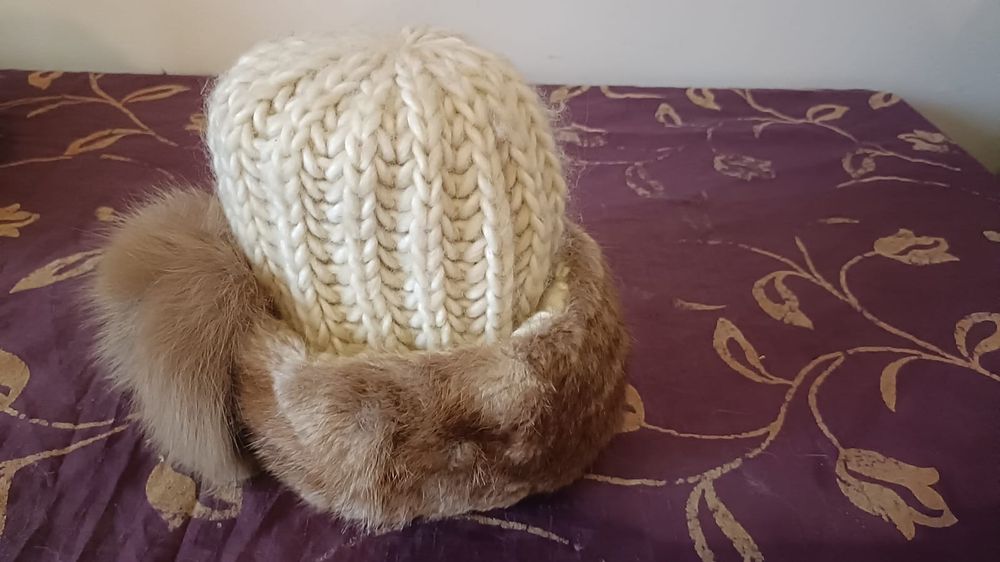 Căciulă de damă tricotată cu blană