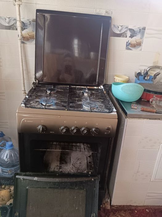 Gaz plita eski ,holati eshigi dagi oynasi singan dxopkasini eshigi ..