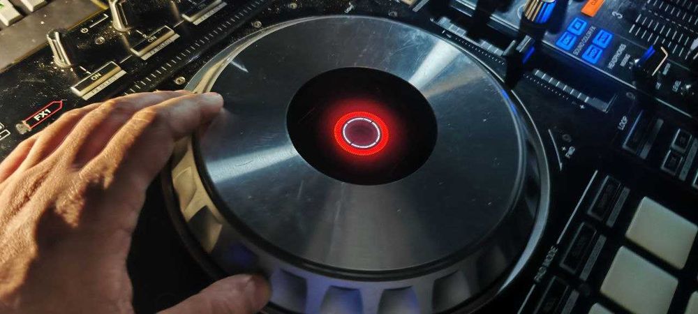 Pioneer DDJ-SZ DJ Controller + UDG case