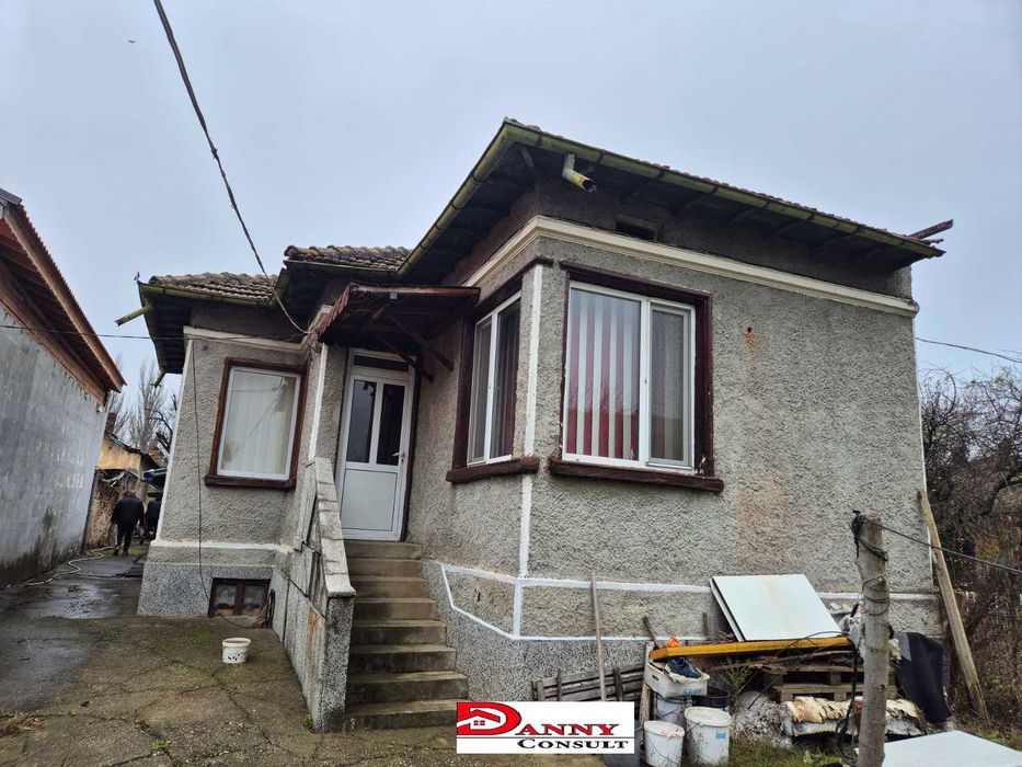 Къща с двор и гараж в гр. Павликени