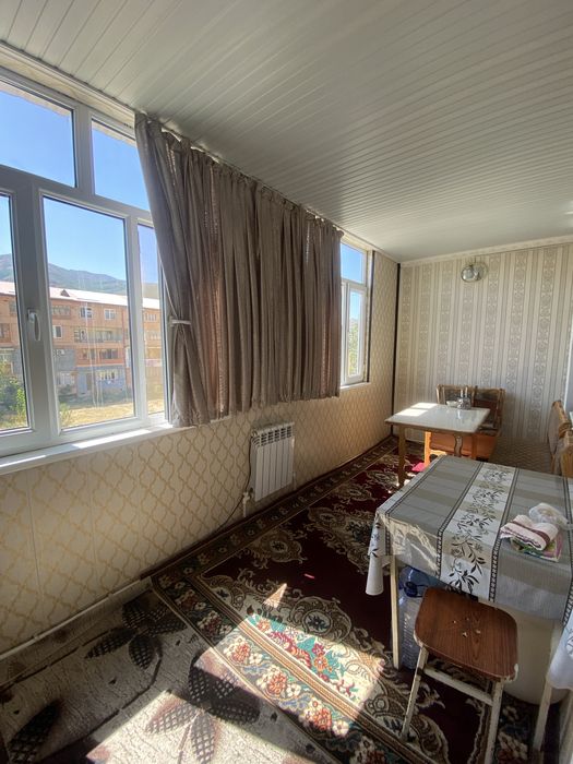 Продается 3х комната в чарваке 70 кв