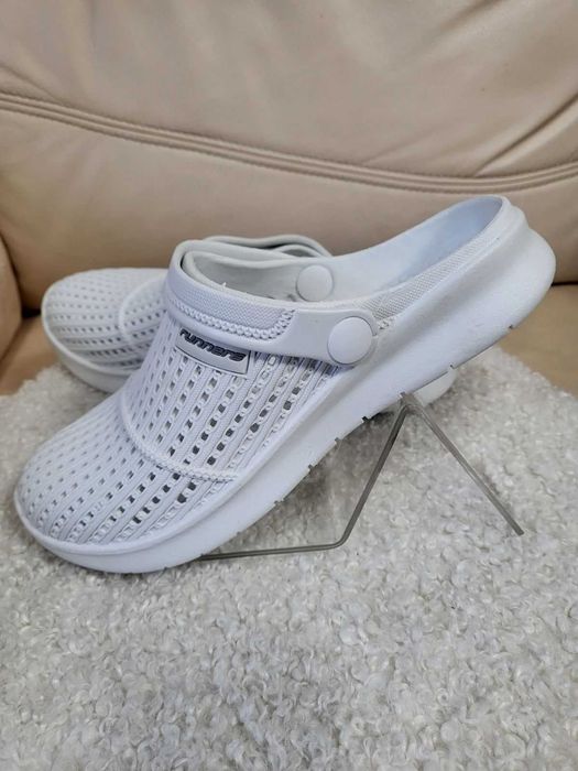 Нови бели джапанки