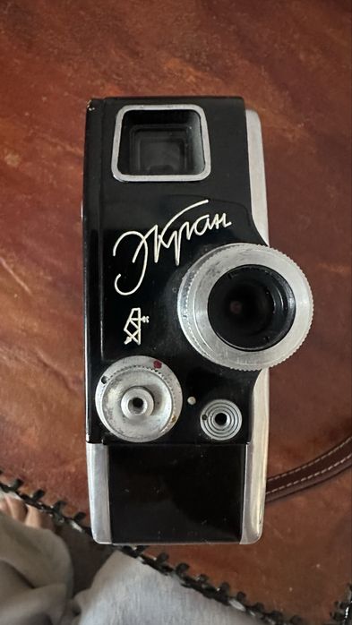 Продам кинокамеру Экран