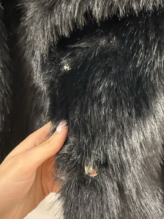 Черно пухено палто с закопчаване