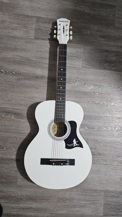 Продается белая гитара