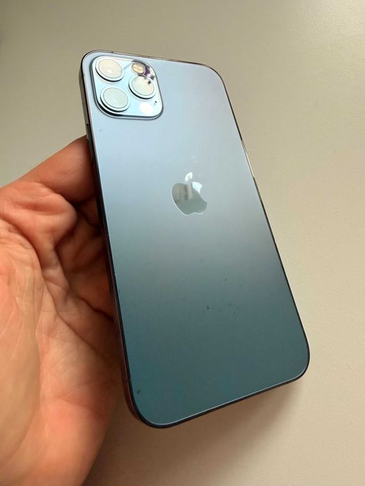 Iphone 12 Pro - 128GB - baterie 77% - vine cu 4 huse