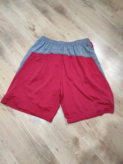 Pantaloni scurti Nike marimea XL