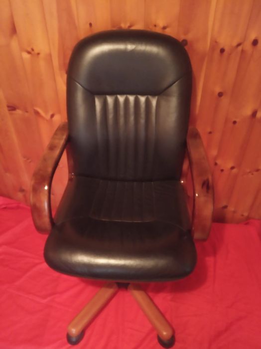 Кресло кожаное черное