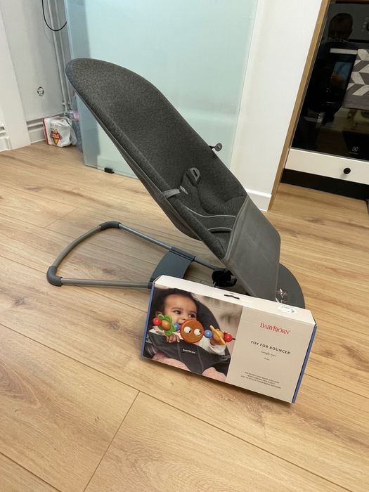 Vând balansoar Baby bjorn în stare bună cu jucărie inclusă.Pret 500 lei
